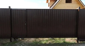 Откатные ворота из профнастила для загородного дома