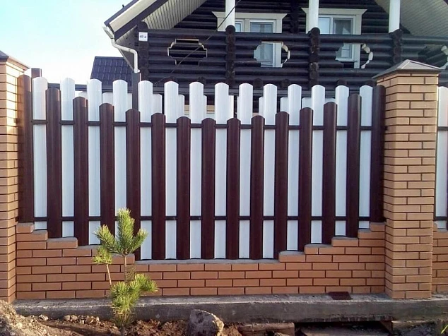 Реечный забор двух цветов для коттеджа