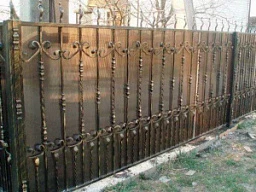Красивый кованый забор с вставками из поликарбоната