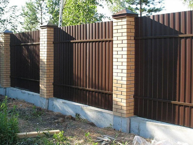 Забор из профлиста на ленточном фундаменте